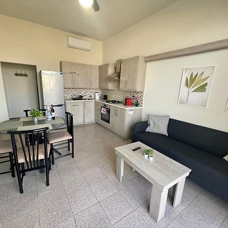 Seafront Apartment With Balcony Overlooking Marina Għajnsielem 외부 사진